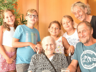 Theresia Stimpf (90) mit Sohn und Schwiegertochter und vier Urenkelkindern.