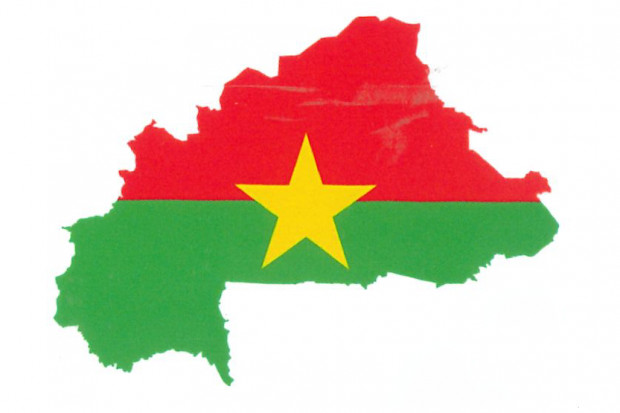 Symbolbild, Silhouette des Landes Burkina Faso eingefärbt in den Fahnen der Nationalflagge von Brukina Faso mit Stern in der Mitte auf weißem Hintergrund.