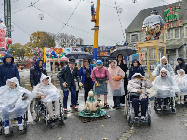 Gruppenfoto Bewohner:innen und Mitarbeiter:innen im Prater