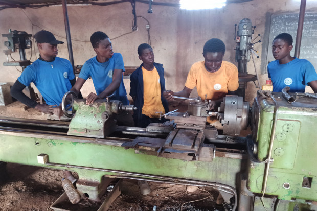 Besuch bei Lehrlingen der Industriemechanik bei möglichen Kooperationspartnern in der Berufsausbildung in Burkina Faso.