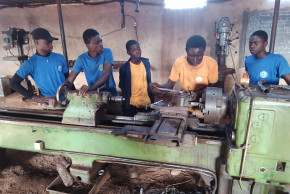 Besuch bei Lehrlingen der Industriemechanik bei möglichen Kooperationspartnern in der Berufsausbildung in Burkina Faso.