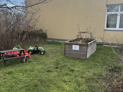 Blick in den Garten und ein Hochbeet