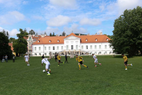Blick auf das Spielfeld des Fussballcups 2024, im Hintergrund das historische Schloss Miller-Aichholz.