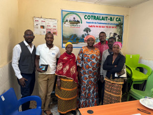 M. Mike Dera von der ÖJAB, rechts hinten, M. Jean-Bosco Dibouloni von Agrodev links, Mme Tall-Ouedraogo Alima, Leiterin der Cotralait-Molkerei, vierte von links und einige Mitglieder des Vereins.