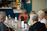 ÖJAB Waldpension: gesellige Seniorinnen- und Seniorenrunde im Cafe.