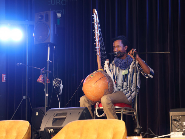 Adama Dicko, Musiker mit burkinischen Wurzeln begeisterte nicht nur musikalisch, sondern sprach auch über seine Kindheit in Burkina Faso.