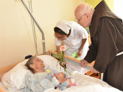 Ottilie Wagner (88) mit Schwester Marceline und Pater Anton.