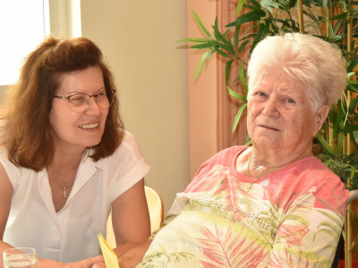 Maria Potzmann (87) mit ihrer Tochter.