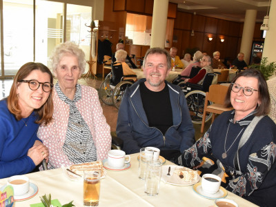 Hannelore Bauer (82) mit ihren Verwandten.