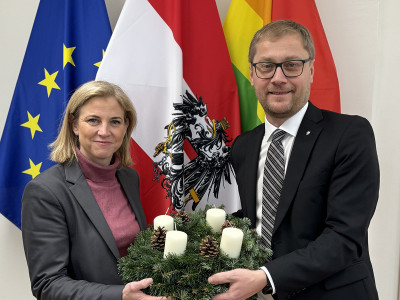 Beate Meinl-Reisinger, NEOS-Parteivorsitzende und -Klubobfrau mit Harald Pöckl, Stv. Geschäftsführer der ÖJAB.