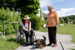 ÖJAB Waldpension zwei Seniorinnen mit Hund im Garten.