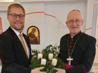 Wiener Weihbischof Franz Scharl mit Harald Pöckl, Stv. Geschäftsführer der ÖJAB (links).