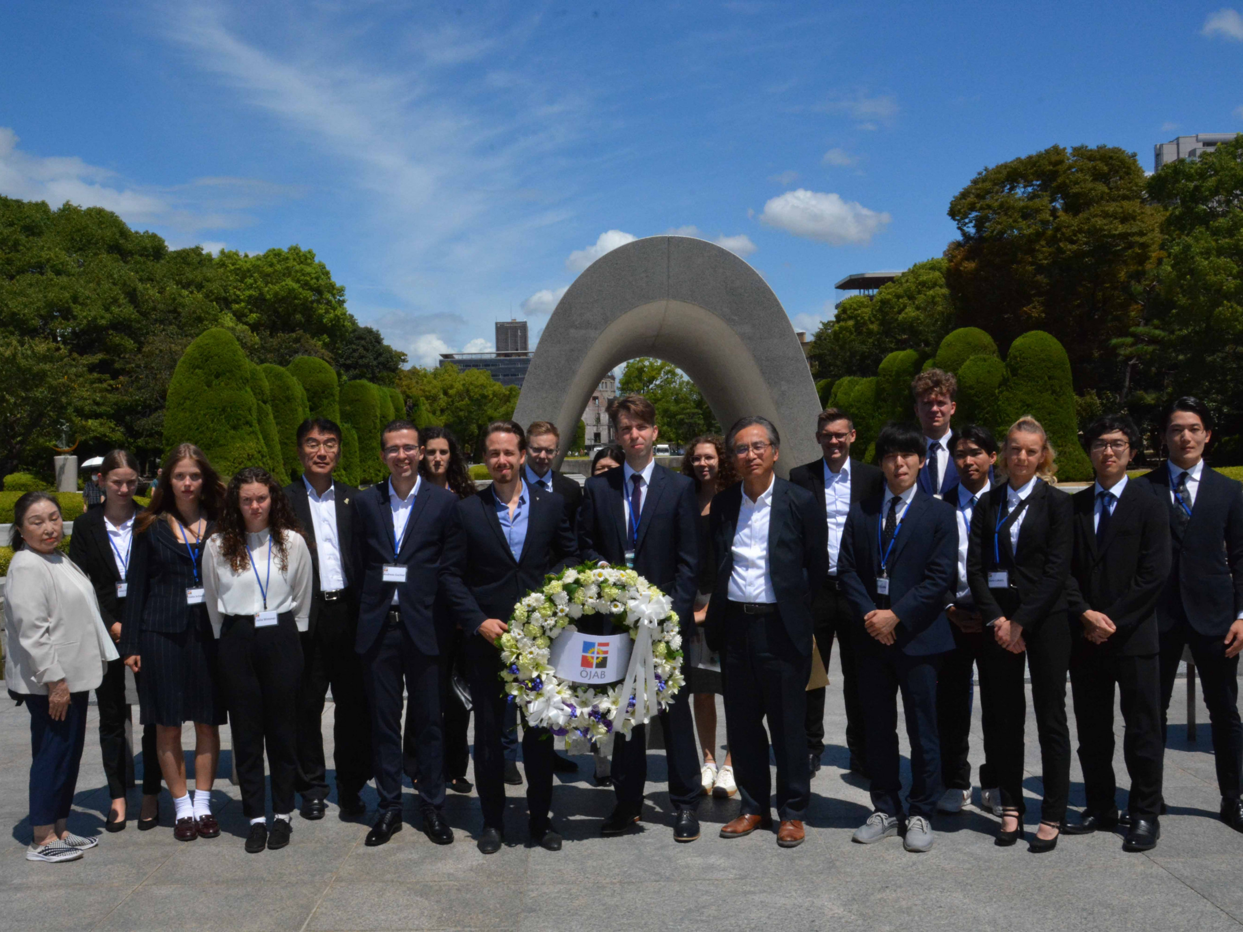 Gruppenfoto der ÖJJ-Delegation vor dem Friedensdenkmal in Hiroshima. Foto: YUAI