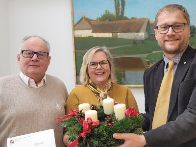 Christian Konrad, ÖJAB-Ehrenmitglied mit Katharina Charvat, Mitarbeiterin der ÖJAB und Harald Pöckl, Stv. Geschäftsführer der ÖJAB (rechts).