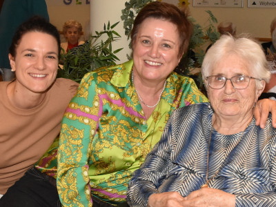 Paula Waldhofer (88) mit Angehörigen