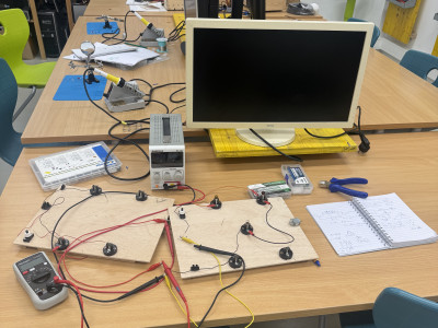 Blick auf einen Tisch mit Computer und Elektroarbeiten