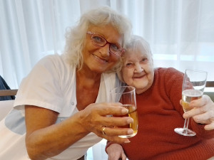 Bewohnerin und Mitarbeiterin beim Erntedankfest 2024 im Haus.