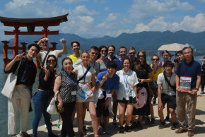 Gruppenfoto 12 junge Menschen auf Besuch bei der YUAI Foundation in Japan mit japanischer Delegation.