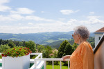 Von den Balkonen der ÖJAB Waldpension bietet sich ein prachtvoller Ausblick in die sogenannte "Bucklige Welt" der niederösterreichischen Voralpen.