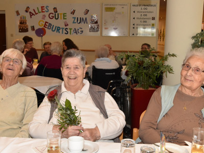 Frieda Patik (83) mit ihren befreundeten Mitbewohnerinnen.