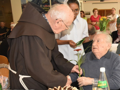 Franz Schnecker (94) mit Pater Anton.