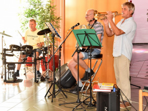 Musik von Harald Klepeisz und Alfred Grohotolski mit Martin Fikisz sorgte für gute Stimmung beim Grillfest 2024.