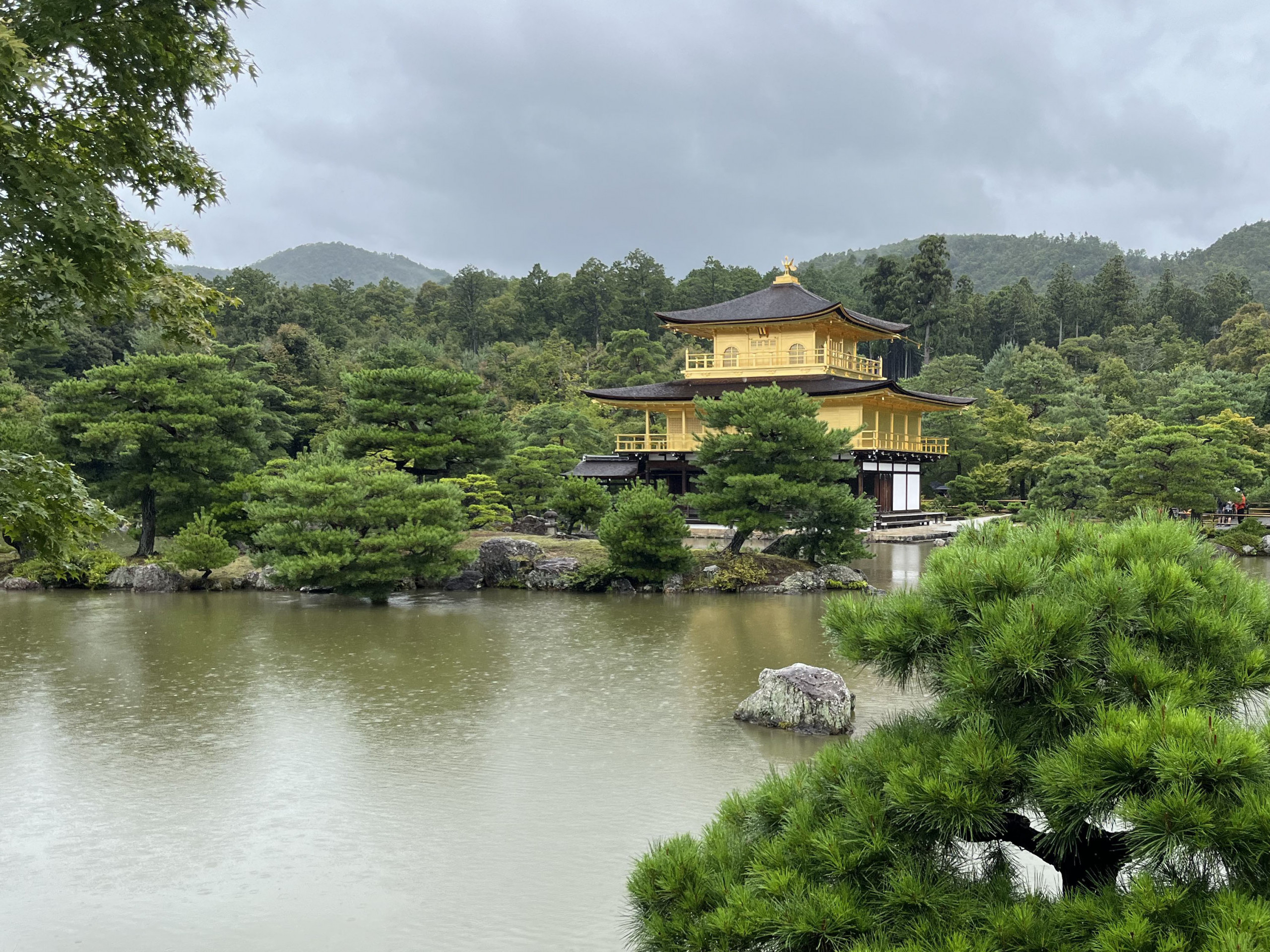 Kinkaku-ji, der goldene Pavillion in Kyoto.