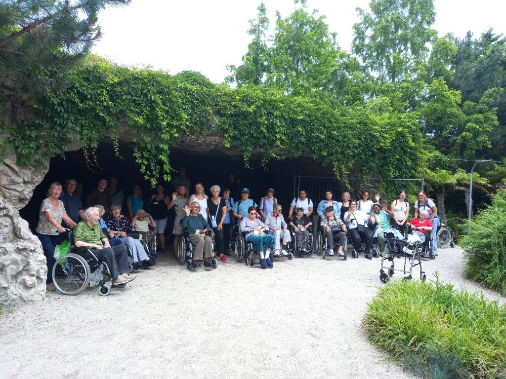 Gruppenfoto am Ausflug der Bewohner:innen zu den Blumengärten Hirschstetten.