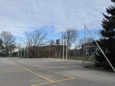 Sportplatz mit einem Basketballkorb