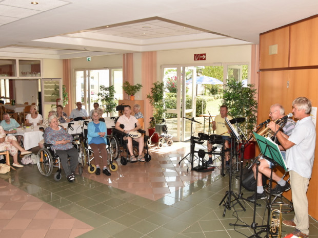 Musik von Harald Klepeisz und Alfred Grohotolski mit Martin Fikisz sorgte für gute Stimmung beim Grillfest 2024.