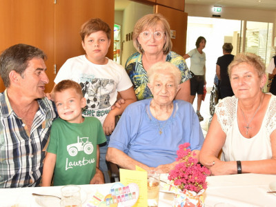 Rosa Milisics (90) mit Familie.