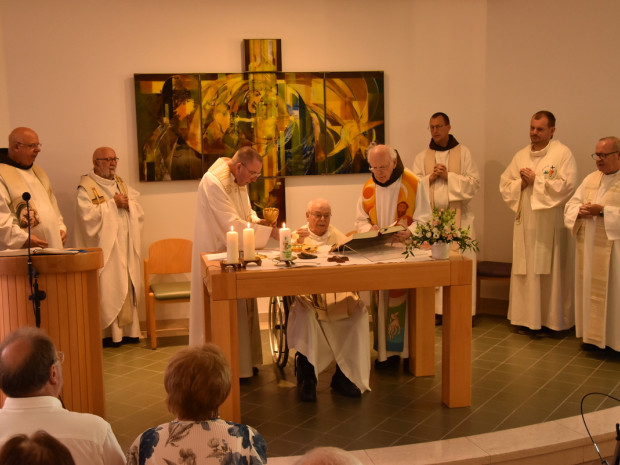 An seinem Weihetag, dem 9. August, konnte Pater Bernhard in der Kapelle des ÖJAB-Hauses St. Franziskus sein Jubiläum feiern.