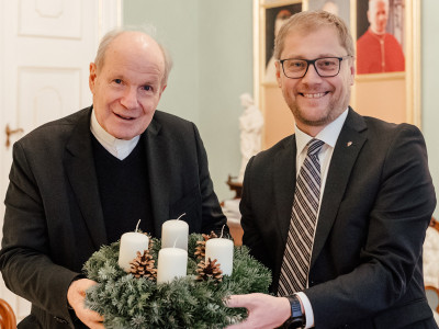 Erzbischof Kardinal Christoph Schönborn mit Harald Pöckl, Stv. Geschäftsführer der ÖJAB (rechts). Foto: Erzdiözese Wien/Schönlaub