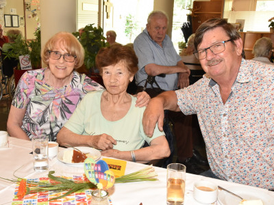 Gisela Koller (90) mit Sohn und Schwiegertochter.