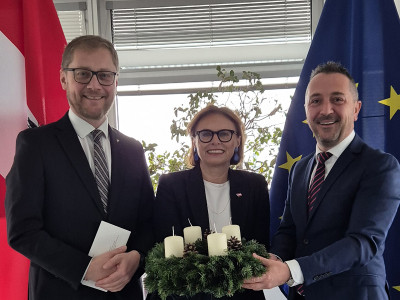 Susanne Kraus-Winkler, Staatssekretärin im Bundesministerium für Arbeit und Wirtschaft mit Harald Pöckl, Stv. Geschäftsführer der ÖJAB (links) und Arber Marku, Geschäftsführer Europahaus Wien GmbH (rechts).