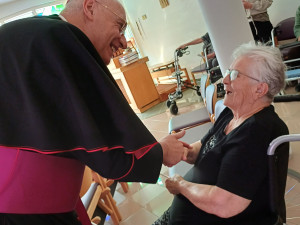  Bischof Ägidius Zsifkovics begrüßt eine Bewohnerin bei seinem Besuch im Haus.