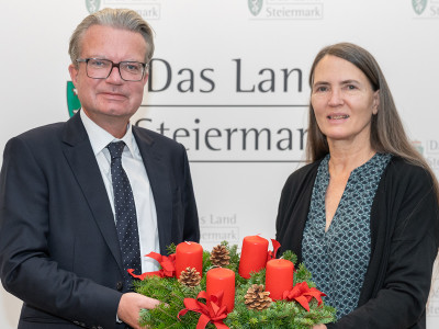 Christopher Drexler, Steirischer Landeshauptmann mit Regine Thaler, Heimleiterin des ÖJAB-Hauses Steiermark. Foto: Land Steiermark/Binder