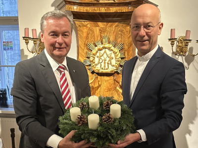  Toni Faber, Dompfarrer St. Stephan mit Dieter Fröhlich, Stv. Geschäftsführer der ÖJAB (links).